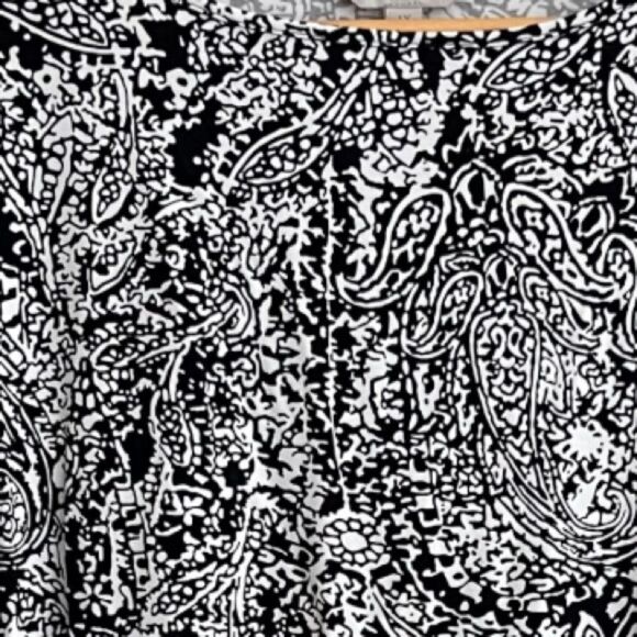 😊3/$30 Laura Ashley 1X B&W paisley tunic top. Buttery soft! - Picture 2 of 9